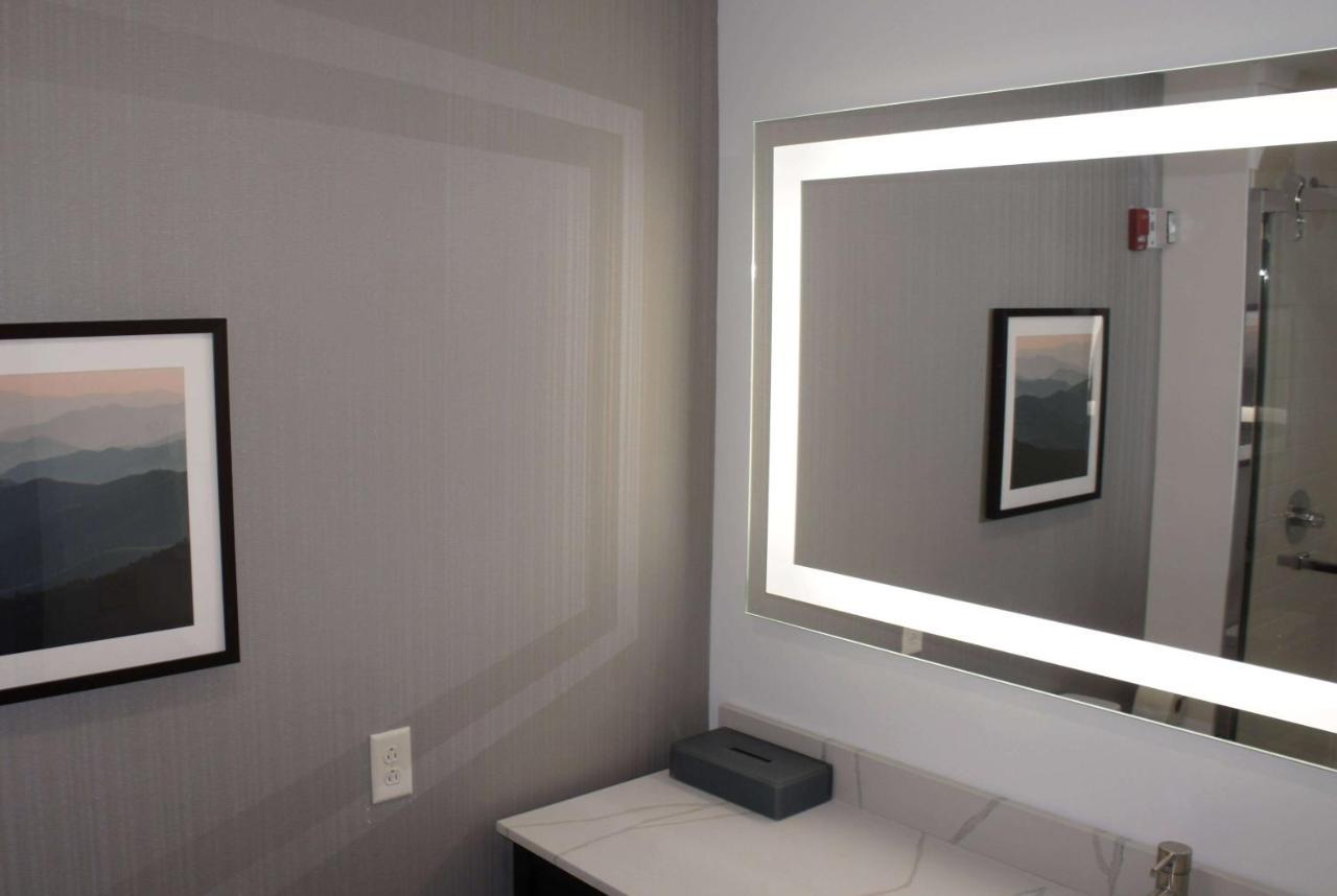 La Quinta Inn & Suites By Wyndham Manchester - Arnold Afb エクステリア 写真