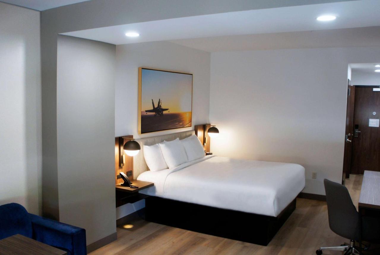 La Quinta Inn & Suites By Wyndham Manchester - Arnold Afb エクステリア 写真